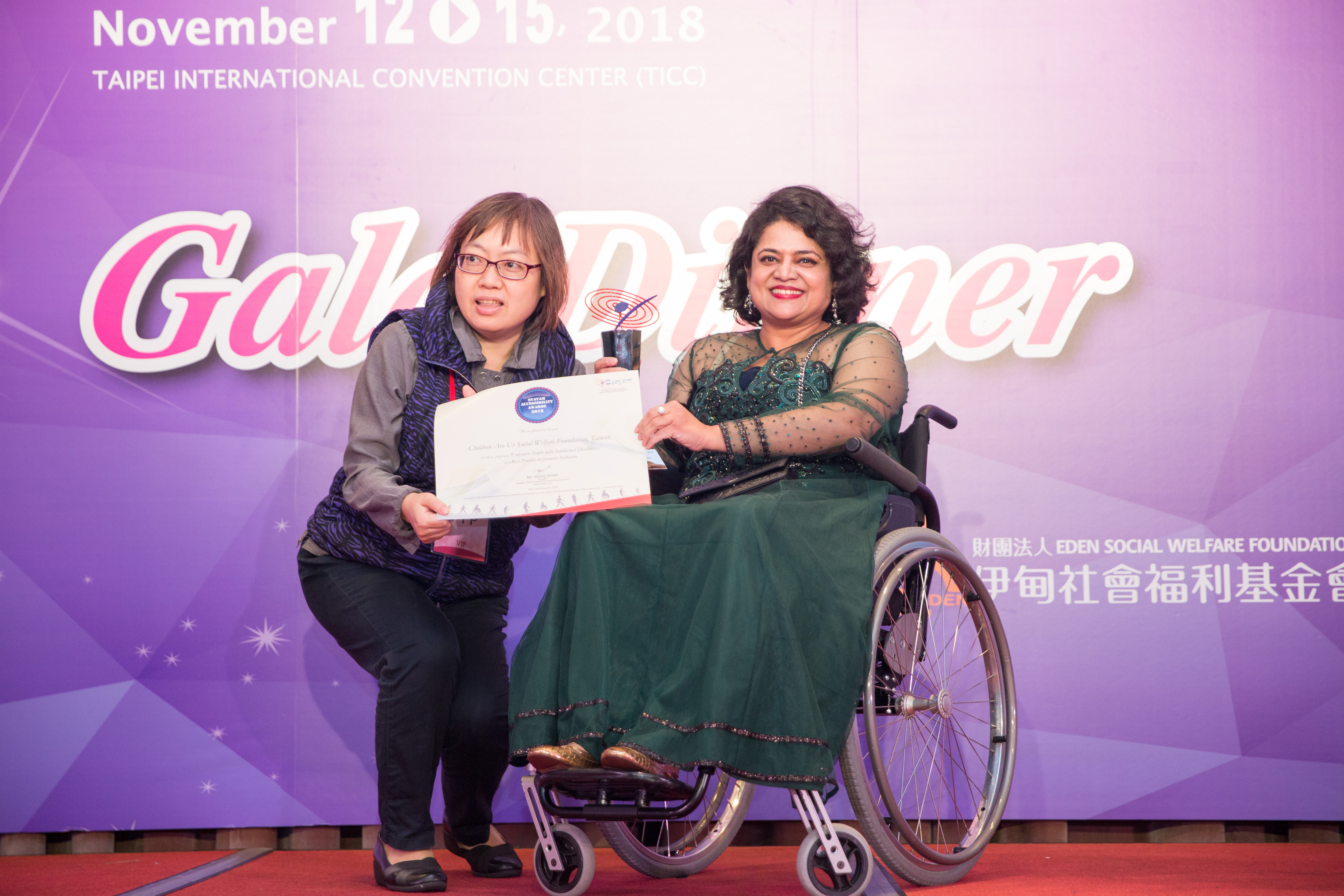 Photo of Ms. Sunny Hu, Director, Public Affairs, Children Are Us Social Welfare Foundation, Taiwan, receiving Svayam Accessibility Award 2018 from Svayam Founder Ms. Sminu Jindal at Taipei on 14 Nov 2018 on the sidelines of 15th International Conference on Mobility and Transport for Elderly and Disabled Persons (TRANSED2018)
